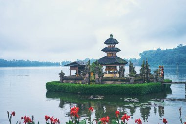 Hindu Tapınağı Pura Ulun Danu doğal görünümünü göl Bratan, Bali Endonezya, ünlü turistik biri üzerinde.