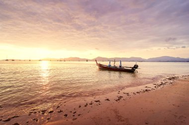 Deniz plaj, geleneksel longtail tekne güzel günbatımı arka plan üzerinde renkli görünüm.