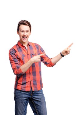 Stüdyo portre mutlu yakışıklı genç adamın kopya alanı işaret