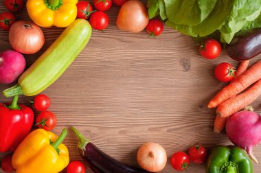 Çerçeve ahşap masa üzerinde taze renkli sebze