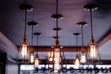 Güzel manzara, hafif tasarım ve iç. Vintage metalik fenerler.