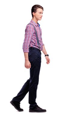 Tam uzunlukta stüdyo portre yakışıklı genç adam ekose gömlek ve pantolon askısı
