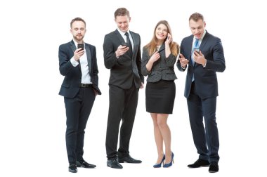 Akıllı telefonlar kullanarak iş adamları grubunun tam uzunlukta