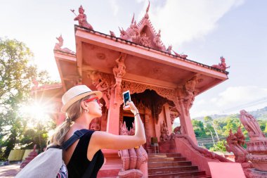 Genç kadın alarak fotoğraf Samui Adası Tayland Tapınağı.