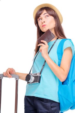 Pasaport tutan düşünceli genç ve güzel kadın portresi stüdyo