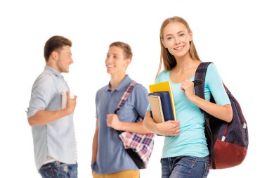 Arka planda sohbet arkadaşları ile çene üzerinde tutarak el tutan genç ve güzel emin beyaz kadın