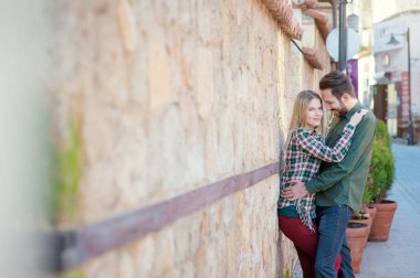 Genç çift açık havada eski Avrupa şehirde sarılma.