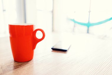 turuncu fincan masada kapalı görmek.