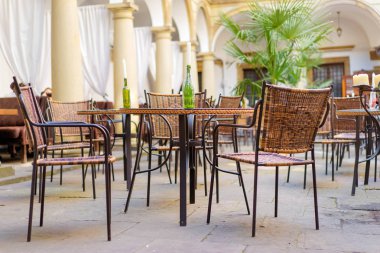 Açık Restoran yaz teras - vintage kafe rattan sandalye eski şehir ile.