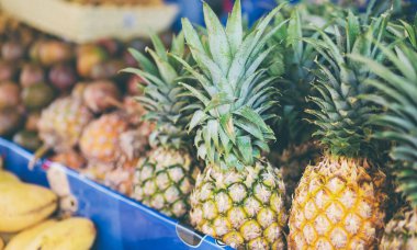 Tropikal meyve. ananas semt pazarı üzerinde görmek.