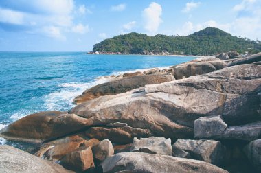 Kaya oluşumları, Samui Adası, Tayland üzerinden yıkama Hint Okyanusu'nun doğal görünümü.