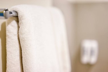 banyo havlusu raf üzerinde asılı görmek.