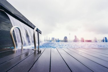 Kuala Lumpur, Malezya güzel manzaralı çatı üstüne Yüzme Havuzu.