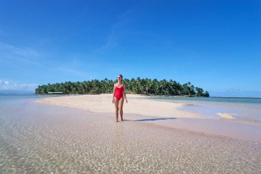 Genç kadının güzel deniz manzaralı tropik adada.