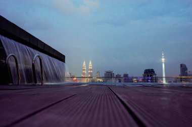 Kuala Lumpur, Malezya güzel manzaralı çatı üstüne Yüzme Havuzu.