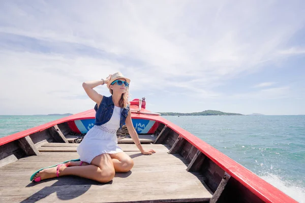 Ganska Ung Kvinna Segling Havet Traditionella Longtail Båt — Stockfoto