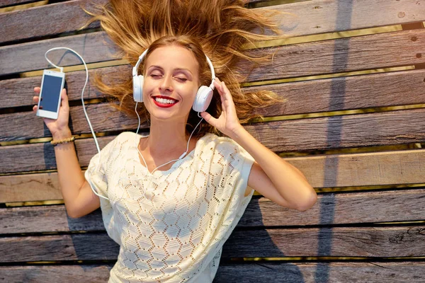 Portrait Jeune Femme Heureuse Avec Écouteurs Blancs Écoute Musique — Photo