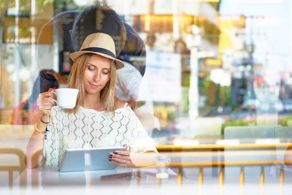 Pretty Young Woman Sitting Table Using Tablet Computer Indoor — Stock Photo, Image