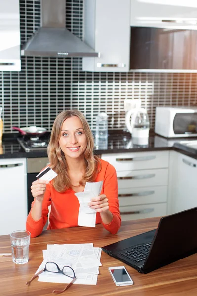Jovem Atraente Sorrindo Mulher Segurando Cartão Crédito Pagando Contas Line — Fotografia de Stock