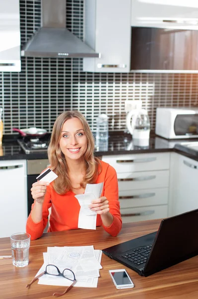 Attraente Giovane Sorridente Donna Possesso Carta Credito Pagare Bollette Online — Foto Stock