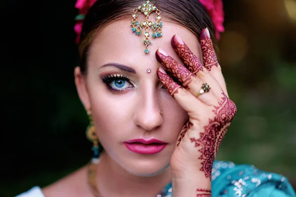 Όμορφη Νεαρή Ινδική Γυναίκα Παραδοσιακή Ενδυμασία Νυφικό Μακιγιάζ Και Κοσμήματα — Φωτογραφία Αρχείου