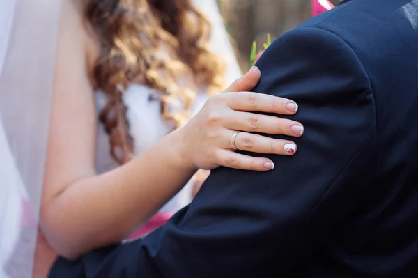 Feche Mão Nupcial Com Anel Dourado Abraçando Casal Amoroso — Fotografia de Stock