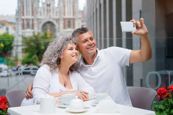 Atraktivní Rodinný Pár Při Selfie Smartphone Kavárně Chůze — Stock fotografie