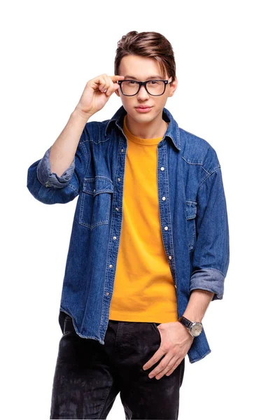 Fiducioso Bello Giovane Uomo Regolazione Occhiali Vista — Foto Stock
