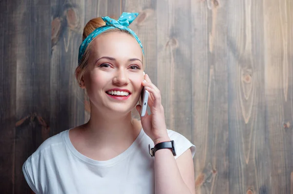 Joven Mujer Rubia Sonriente Hablando Por Teléfono Inteligente Contra Pared — Foto de Stock