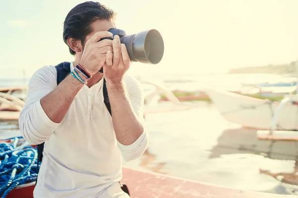 Молодой Человек Рюкзаком Фотографируется Фотоаппаратом Наслаждаясь Прекрасным Тропическим Видом Море — стоковое фото