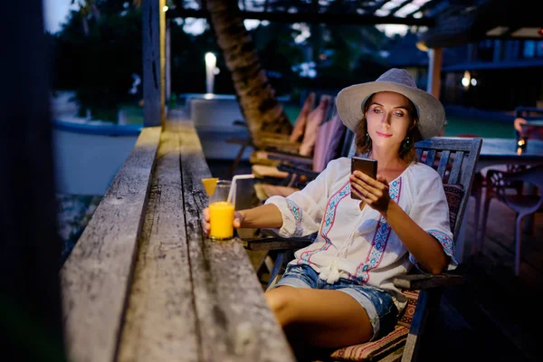 Ung Vacker Kvinna Hatt Med Smartphone Som Sitter Beach Cafébar — Stockfoto