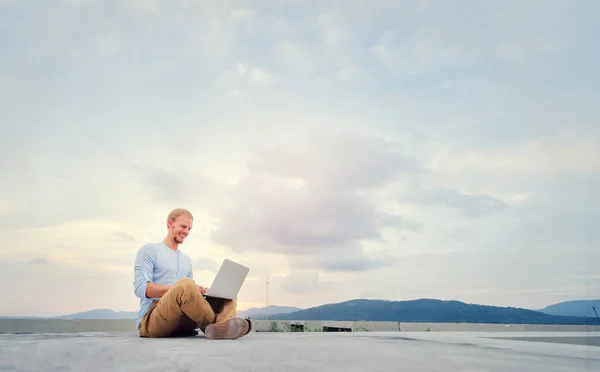 Młody Przystojny Mężczyzna Pracuje Laptopie Siedząc Dachu — Zdjęcie stockowe
