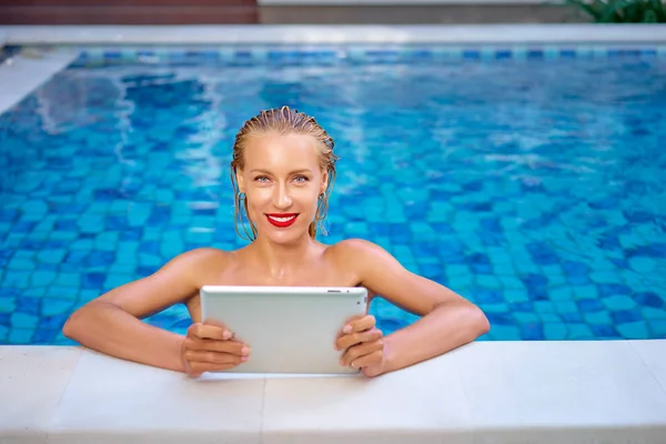 Jolie Jeune Femme Utilisant Ordinateur Tablette Dans Piscine — Photo