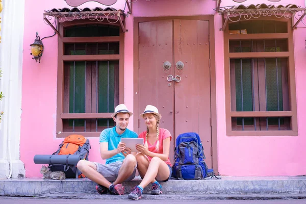 Reisendes Paar Von Backpackern Mit Digitalen Tablets Freien — Stockfoto