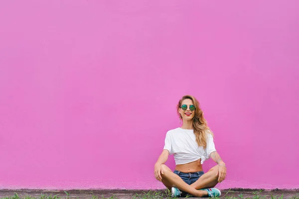 Jovem Mulher Atraente Sentada Posição Lótus Chão Contra Parede Rosa — Fotografia de Stock