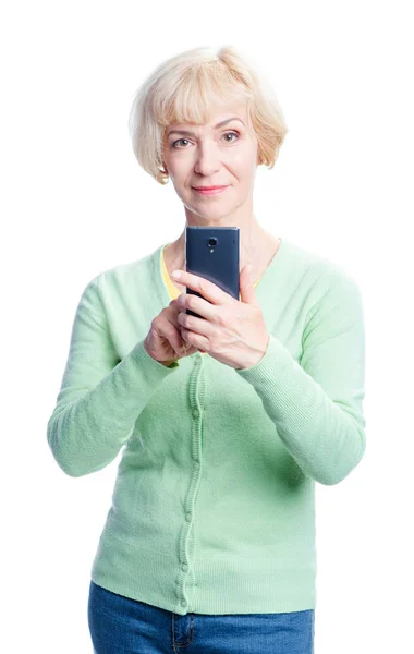 Studioporträt Einer Attraktiven Blonden Frau Mittleren Alters Mit Smartphone — Stockfoto