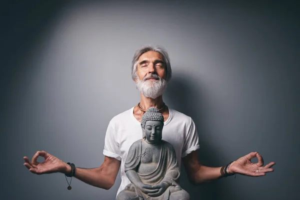 Studioporträt Eines Bärtigen Mannes Lotus Pose Mit Buddha Statue — Stockfoto