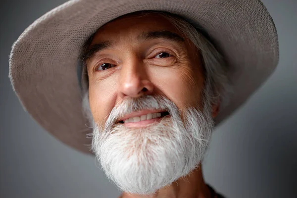 Portrait Studio Bel Homme Âgé Avec Barbe Grise Chapeau — Photo