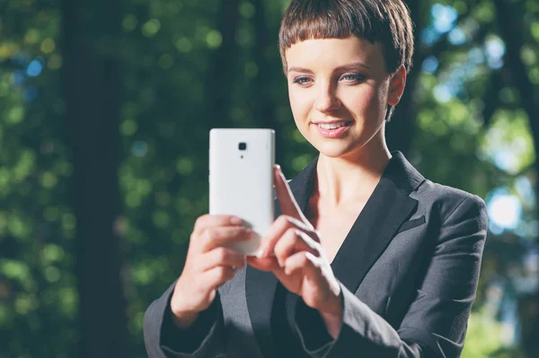 Elegante Mujer Caucásica Joven Pelo Corto Ropa Formal Tomando Una — Foto de Stock