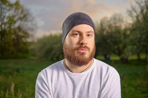 Retrato Aire Libre Del Joven Barbudo Confiado — Foto de Stock