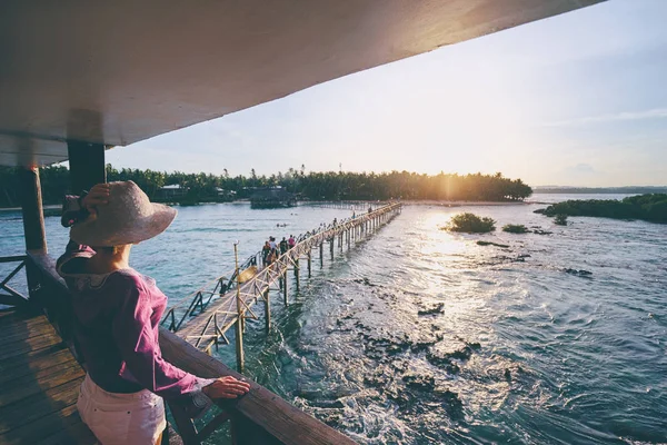 Donna Cappello Godendo Tramonto Vista Mare Dalla Terrazza Legno Siargao — Foto Stock