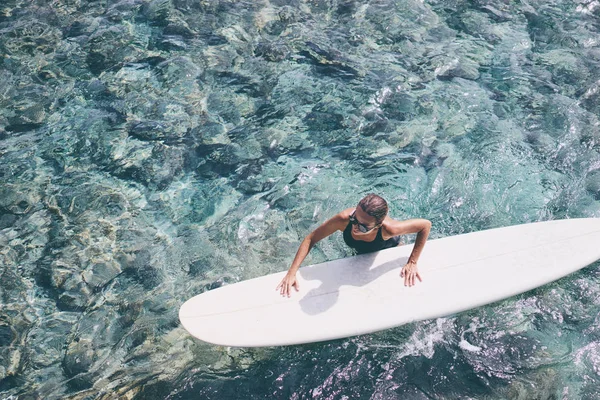 Gezonde Atletische Jonge Surfer Girl Surfplank Houden Terwijl Het Permanent — Stockfoto