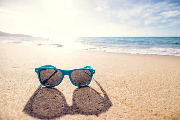 Lunettes Soleil Bleues Sur Plage Sable Mer — Photo