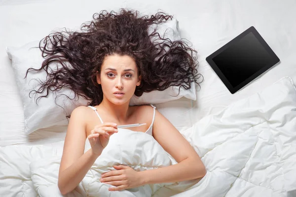 Boos Mooie Jongedame Liegt Hij Naar Bed Met Tablet Holding — Stockfoto