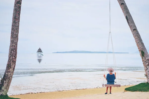 Fericit Tânără Femeie Pălărie Swinging Palmier Grove Bucurându Vedere Mare — Fotografie, imagine de stoc