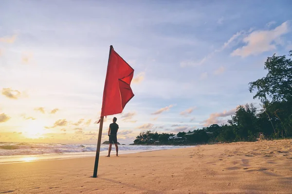 Hermosa Puesta Sol Playa Arena Tropical Con Bandera Roja Riscue —  Fotos de Stock