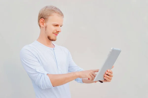 Beau Jeune Homme Travaillant Sur Tablette Numérique Tout Contre Mur — Photo