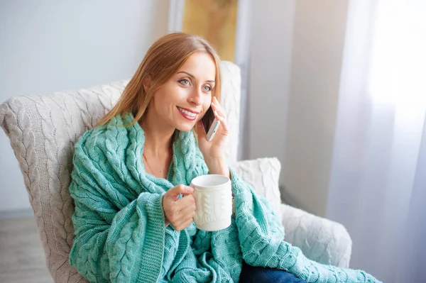 Beautiful Young Woman Cup Tea Talking Smart Phone While Sitting — Stock Photo, Image