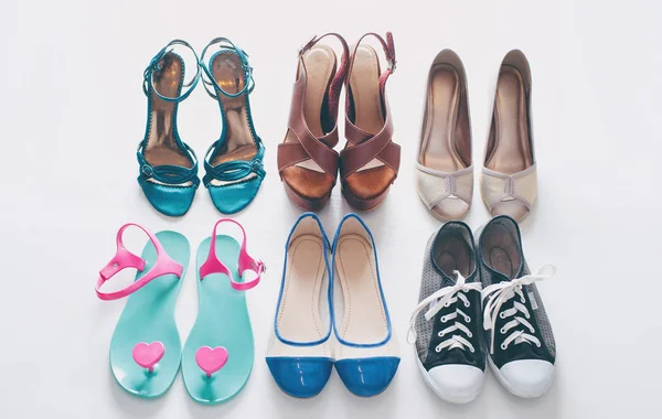 Différentes Chaussures Dames Sur Fond Blanc Bois — Photo