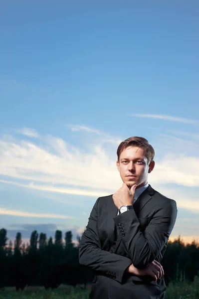 Junger Gutaussehender Geschäftsmann Der Himmel Denkt — Stockfoto